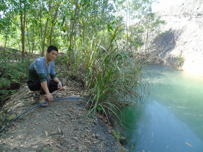 Hàng ngày người dân dùng nước mưa đọng lại trong các hố trên đồi Kẽm Chè để sinh hoạt?