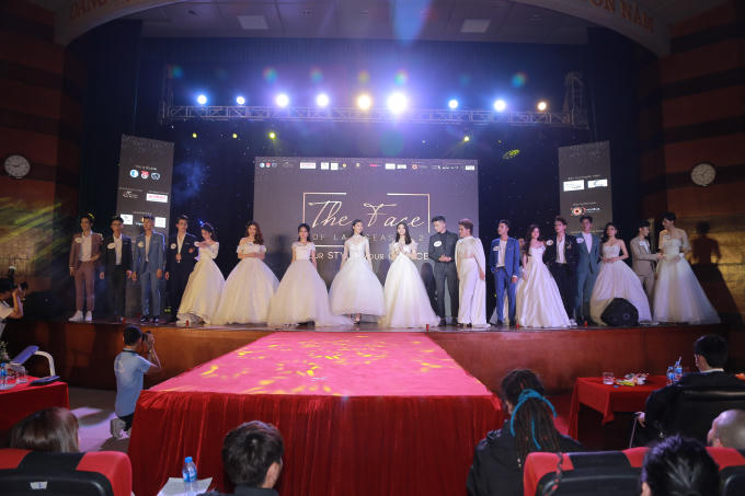 Top 10 bước vào phần thi catwalk.