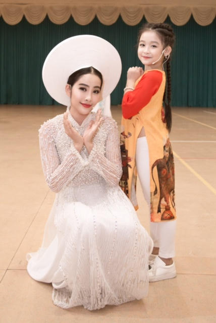 Nam Em mặc &aacute;o d&agrave;i trắng tinh kh&ocirc;i, khoe giọng h&aacute;t ngọt ng&agrave;o c&ugrave;ng &Aacute;i Phương