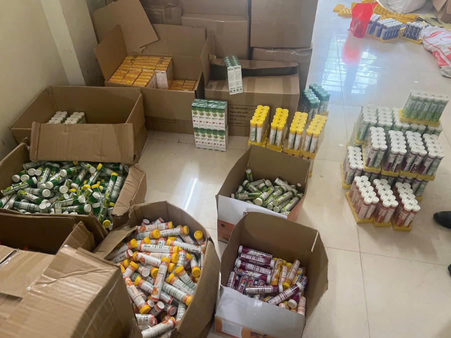 Phát hiện cơ sở có dấu hiệu sản xuất hàng giả là thực phẩm. (Ảnh: hanoi.dms.gov.vn)