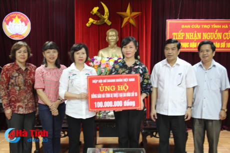 Bộ Tư ph&aacute;p trao 200 triệu hỗ trợ đồng b&agrave;o v&ugrave;ng b&atilde;o H&agrave; Tĩnh