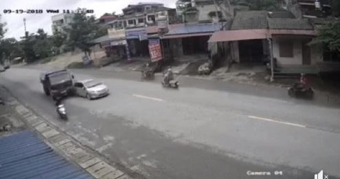 Clip dừng đột ngột giữa đường, xe con bị xe tải t&ocirc;ng n&aacute;t đu&ocirc;i
