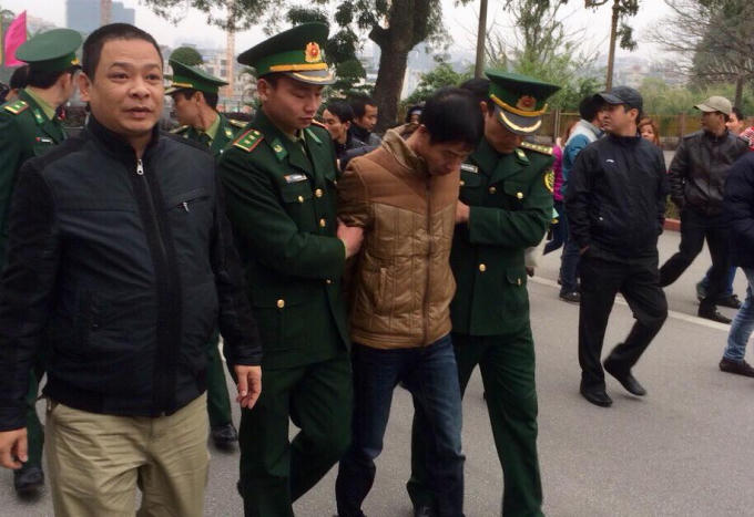 Trung tá Dương Minh Tùng (đầu tiên bên trái) cùng lực lượng Biên Phòng dẫn giải đối tượng Hà “cọ”.