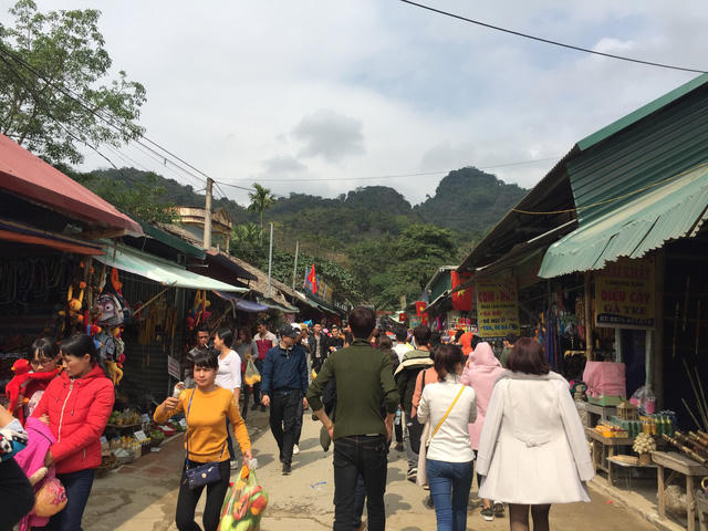 Đông nghịt người chen chân trong tiết trời khá oi nắng.