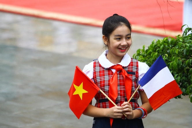 Thiếu nhi Hà Nội với quốc kỳ hai nước chào đón Tổng thống Pháp. (Ảnh: Nguyễn Khánh)