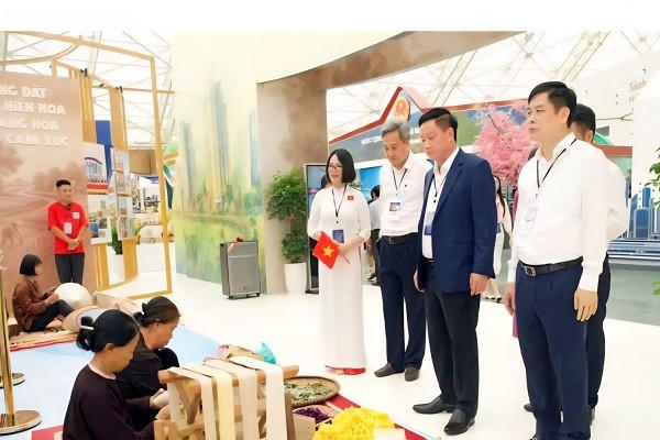 Lãnh đạo UBND tỉnh Hưng Yên tham quan gian trưng bày nghề dệt đũi Nam Cao tại Triển lãm thành tựu đất nước “80 năm hành trình Độc lập - Tự do - Hạnh phúc" tại Hà Nội.