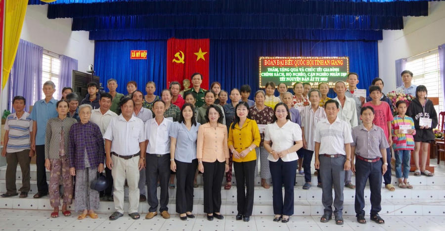 Các đại biểu chụp ảnh cùng người dân tại xã Mỹ Hiệp (huyện Chợ Mới)