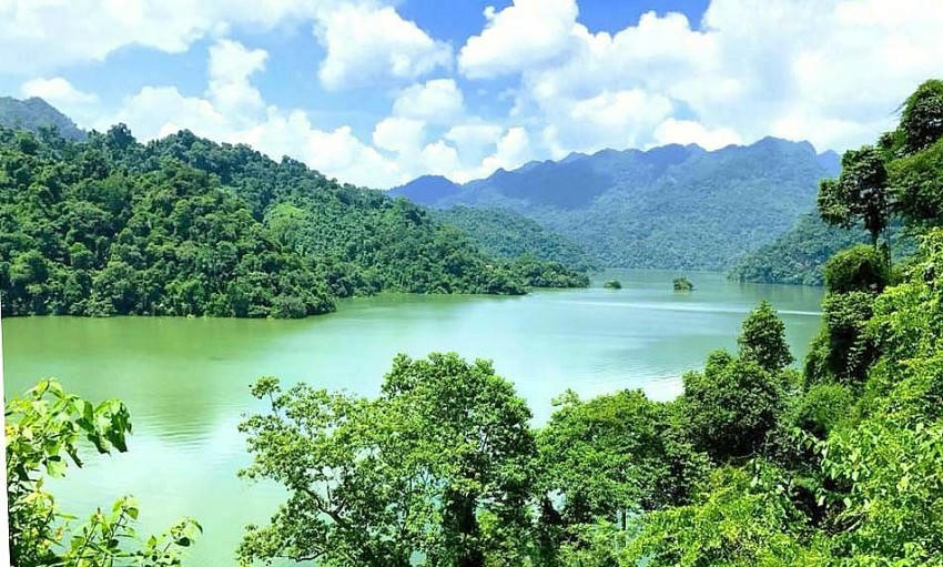 Hồ Ba Bể là một trong những hồ nước ngọt lớn nhất Việt Nam.