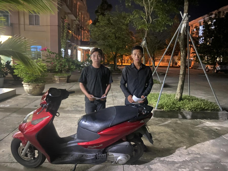 Nguyễn Chiệu Vĩ (bên trái) và Nguyễn Tường Khanh (bên phải) cùng phương tiện hai bị can sử dụng để gây án