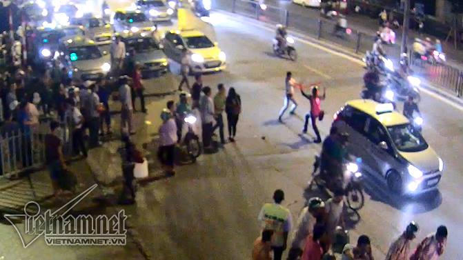 Vụ chém nhau xảy ra trên đường Ngọc Hồi. Ảnh cắt từ clip.