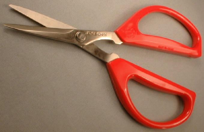 Sau khi dùng kéo đâm chồng trọng thương người vợ đã gọi người đến cứu (Ảnh minh họa).