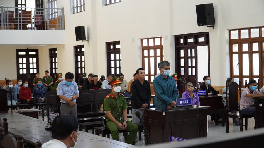 Các bị cáo tại phiên xét xử chiều 27/3 (ảnh ĐP).