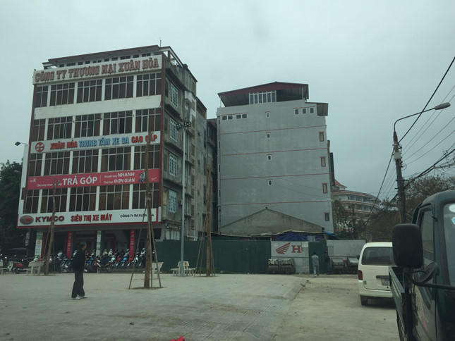 Trước đây gia đình anh Đức và gia đình Xuân Hoà là hàng xóm tốt nhưng sau khi sự việc xảy ra, nhất là khi những thái độ thiếu trách nhiệm, thiếu sự chia sẻ đã khiến cho họ không tìm được tiếng nói chung?