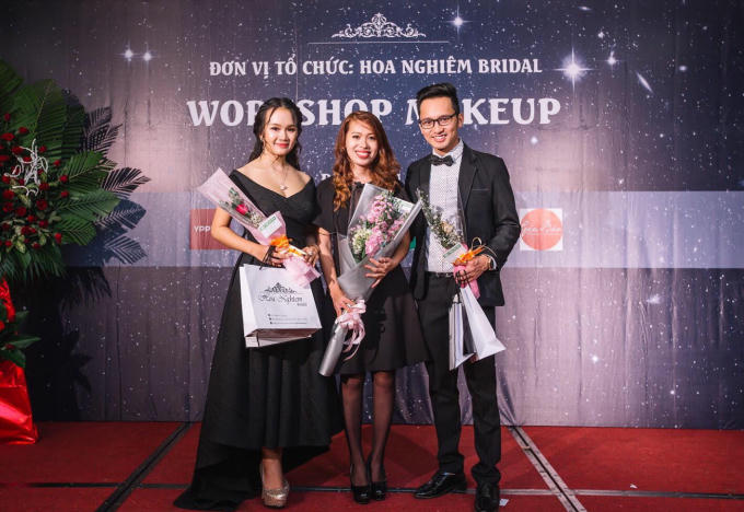 Workshop là buổi gặp gỡ, chia sẻ, giao lưu giữa chuyên viên make up Đặng Thái Bảo Ngọc (người giữa) với cộng đồng yêu thích mỹ phẩm...