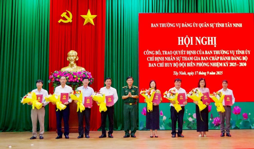 Phó Bí thư Đảng ủy, Chủ tịch UBND các xã biên giới tham gia Ban Chấp hành Đảng bộ Ban Chỉ huy BĐBP nhận quyết định. Ảnh: Quân Thảo