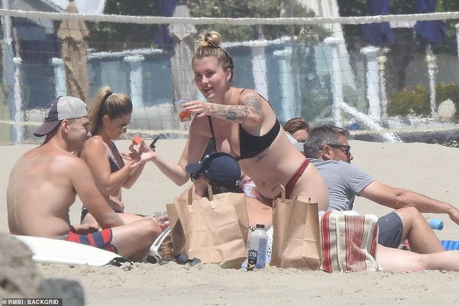 Mẫu 9x Ireland Baldwin 'thả thính' với bikini nhỏ xíu, siêu 'bốc lửa' ở biển - ảnh 11