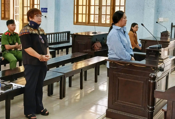 Bị cáo Đỗ Thị Hiền (áo xanh) và bị cáo Đinh Thị Giang (áo đen) tại phiên toà. Ảnh: VNN