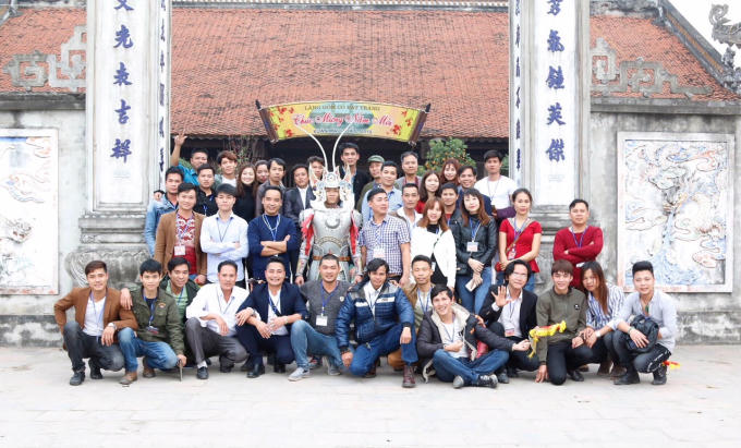 Các thành viên tham gia chuyến tham quan Bát Tràng để cùng học hỏi, giao lưu, chia sẻ kinh nghiệm.