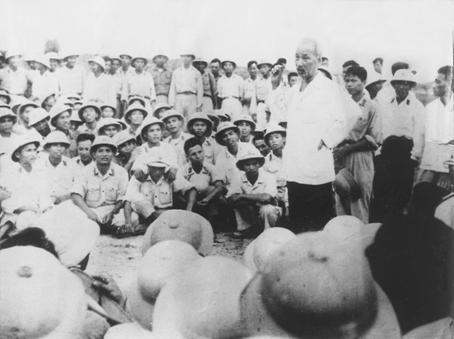 Bác Hồ đến thăm cán bộ chiến sĩ Tiểu đoàn 5, Trung đoàn 57 tại Sầm Sơn làm nhiệm vụ bảo vệ vùng biển Tổ quốc. (Ảnh tư liệu).