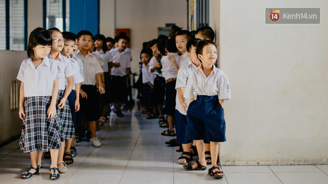 Cậu b&eacute; lang thang ham học ng&agrave;y n&agrave;o giờ đ&atilde; được đến trường v&agrave; tương lai rộng mở trước mắt nhờ l&ograve;ng hảo t&acirc;m của những người lạ tử tế.