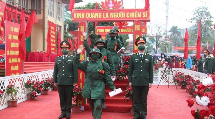 Các tân binh hăng hái lên đường nhập ngũ
