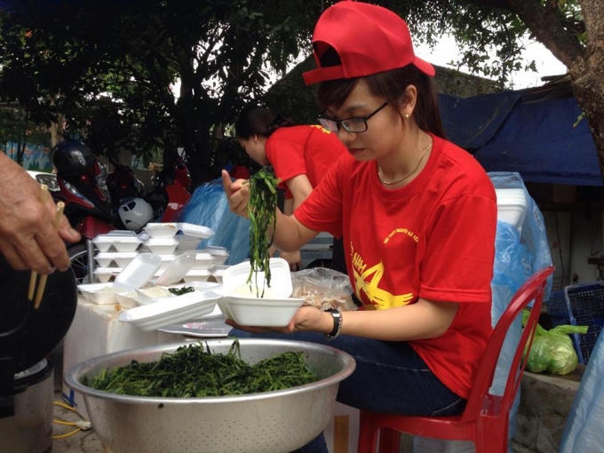 Tình nguyện viên nhóm anh Đại đang chuẩn bị từng suất cơm.