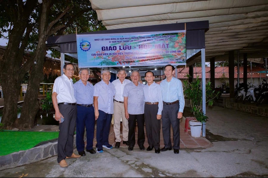 Các đại biểu chụp hình lưu niệm