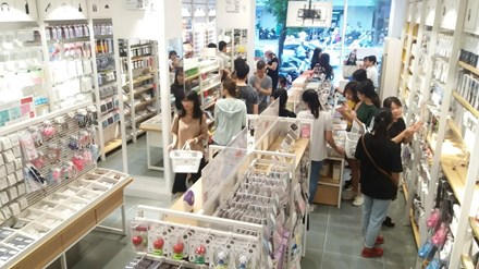Bên trong một cửa hàng tiện ích bán đồ đồng giá tại Hà Nội. Ảnh: L.L