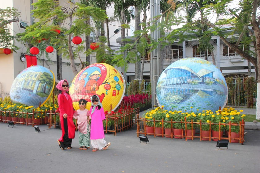 Tiểu cảnh biểu tượng Nhà hát 3 nón lá (bên trái là khu nhà Công tử Bạc Liêu, bên phải là Nhà hát Cao Văn Lầu, đồng thời thể hiện 3 dân tộc cùng sinh sống tại Bạc Liêu: Kinh - Hoa – Khmer.