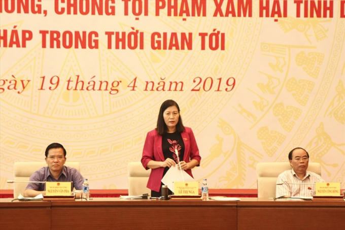 Chủ nhiệm Ủy ban Tư pháp Lê Thị Nga chủ trì phiên họp. Ảnh: TV