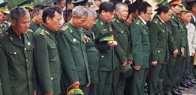 Các cựu chiến binh là chiến sĩ Pò Hèn năm ấy trong phút mặc niệm.