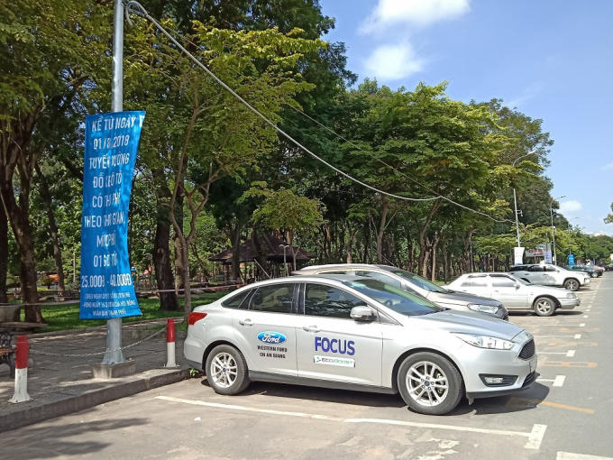 Bãi đậu xe đường Lê Lai, trước cổng khách sạn New World vắng vẻ sáng nay.