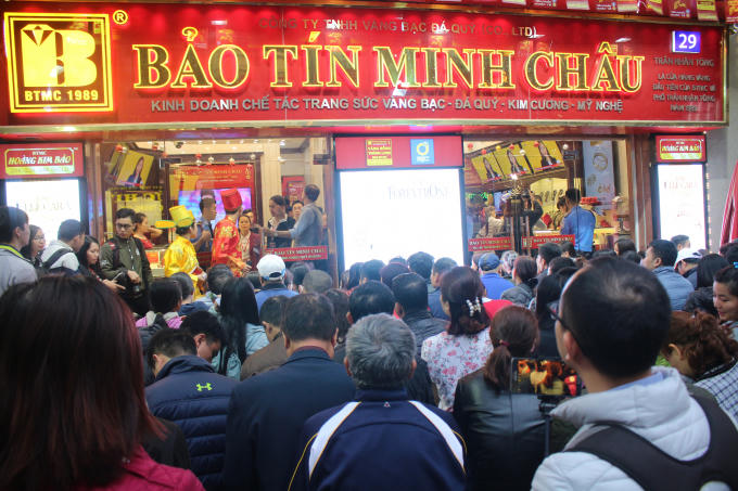 Có mặt tại con phố tập trung nhiều cửa hàng buôn bán, kinh doanh trang sức nhất Hà Nội là Trần Nhân Tông, dễ dàng chứng kiến cảnh dòng người đổ tới mua vàng rất đông.