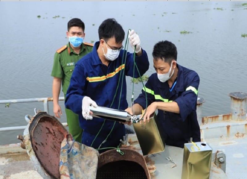 Công an lấy mẫu xăng trên phương tiện thủy các đối tượng đang vận chuyển. Ảnh: VH