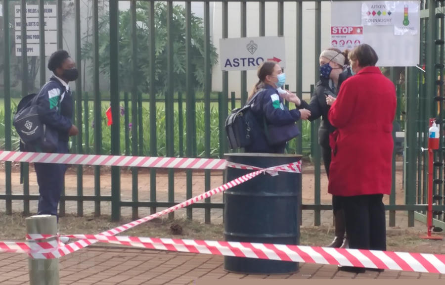 Kiểm tra thân nhiệt cho học sinh trước khi vào lớp tại Trường trung học nữ sinh Pretoria, thủ đô Pretoria, Nam Phi. (Ảnh: Phi Hùng/TTXVN)