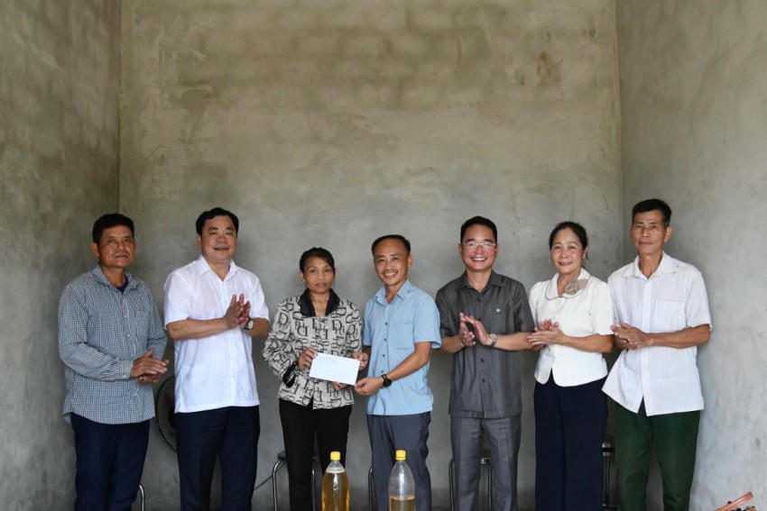 Đoàn công tác tiếp tục đến với xã Minh Đài để thăm gia đình chị Hoàng Thị Nhờ ở khu Bình.