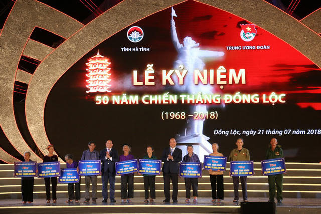 Thủ tướng Chính phủ Nguyễn Xuân Phúc và Bí thư Tỉnh ủy Hà Tĩnh Lê Đình Sơn cũng trao kinh phí hỗ trợ xây dựng 10 căn nhà tình nghĩa (mỗi căn nhà trị giá 50 triệu đồng) cho các hộ gia đình có công với cách mạng, gia đình gặp hoàn cảnh khó khăn.