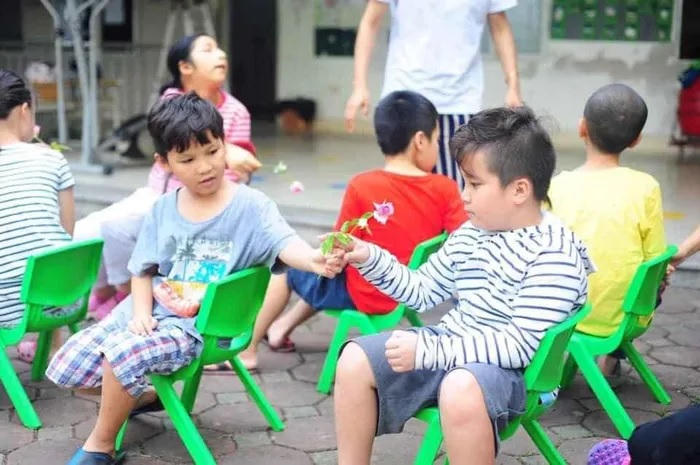 Các bạn nhỏ trong giờ hoạt động ngoài trời.