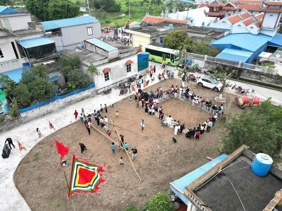 Khu trò chơi dân gian vui nhộn với leo cầu ngô, bịt mít bắt vịt thu hút đông đảo nhân dân tham gia.