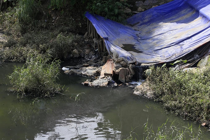 Tại nhiều khu vực ở Hà Nội hiện được cảnh báo nước ngầm bị nhiễm các độc tố chính như măng gan, sắt, asen và amoni... Và những con sông này cũng không nằm ngoài diện nguy hiểm đó.