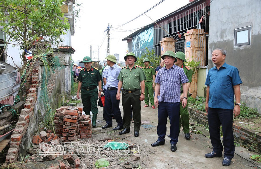 Ông Nguyễn Khắc Thận, Phó Bí thư Tỉnh ủy, Chủ tịch UBND tỉnh Hưng Yên kiểm tra công tác khắc phục hậu quả thiên tai trên địa bàn xã Thái Thụy (Ảnh: Báo Hưng Yên).