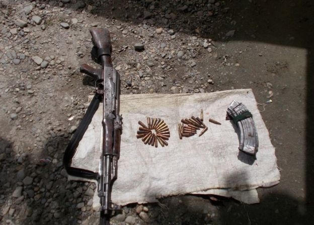 Khẩu súng AK-47 tại hiện trường. (Ảnh: Indian Army)