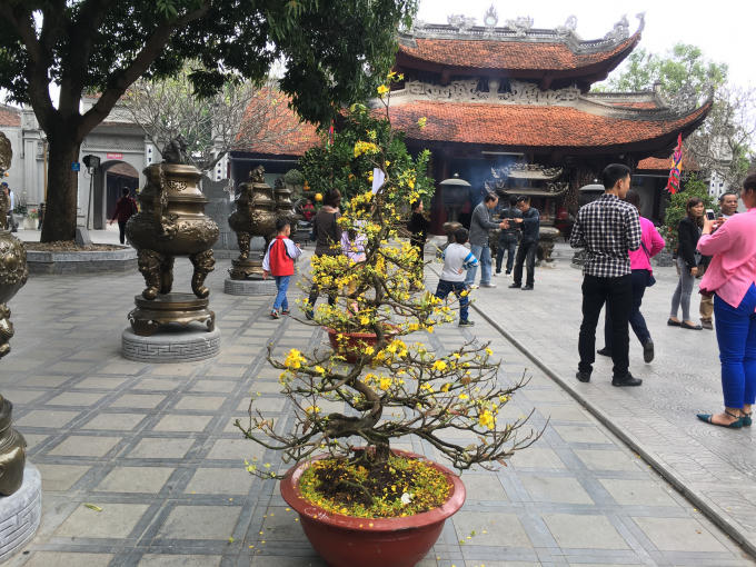 Du khách đi lễ tại Đền Đô (Đình Bảng, Từ Sơn, Bắc Ninh).