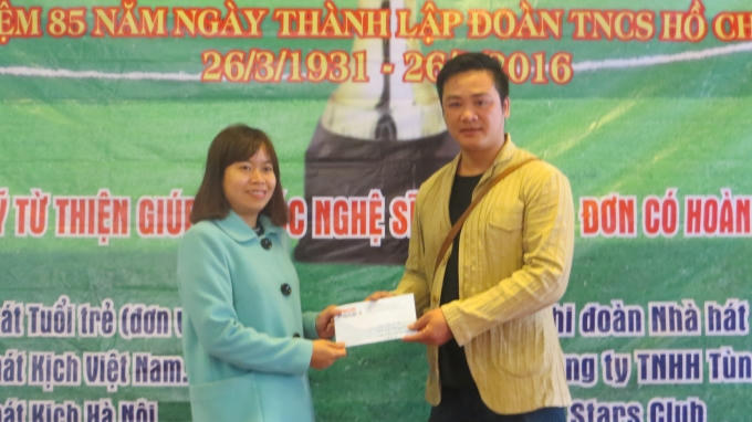 Anh Quang Ánh - Đại diện Quỹ từ thiện giúp đỡ nghệ sĩ nghèo neo đơn, có hoàn cảnh khó khăn nhận quỹ hỗ trợ từ nhà báo Lưu Huệ (bìa trái) đến từ tòa soạn Pháp luật Plus.