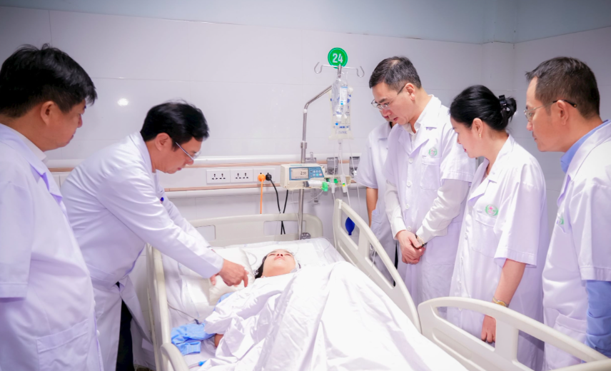 Đoàn công tác của Bộ Y tế thăm hỏi, tặng quà cho điều dưỡng Nguyễn Thùy Trang. Ảnh: Báo Nghệ An.