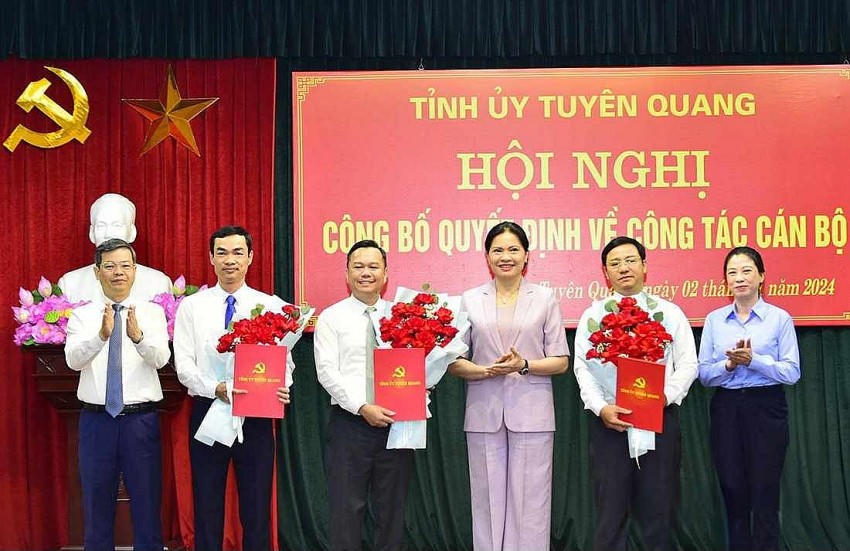 Lãnh đạo Tỉnh ủy Tuyên Quang trao quyết định và tặng hoa cho 3 cán bộ nhận nhiệm vụ mới.
