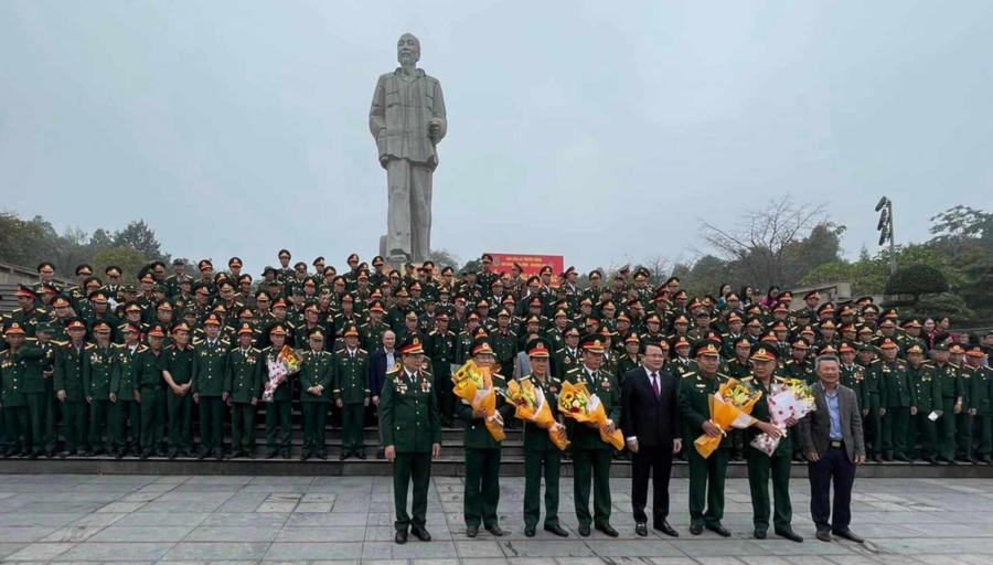 Lãnh đạo UBND tỉnh Nghệ An tặng hoa các Cựu chiến binh Sư đoàn 320.