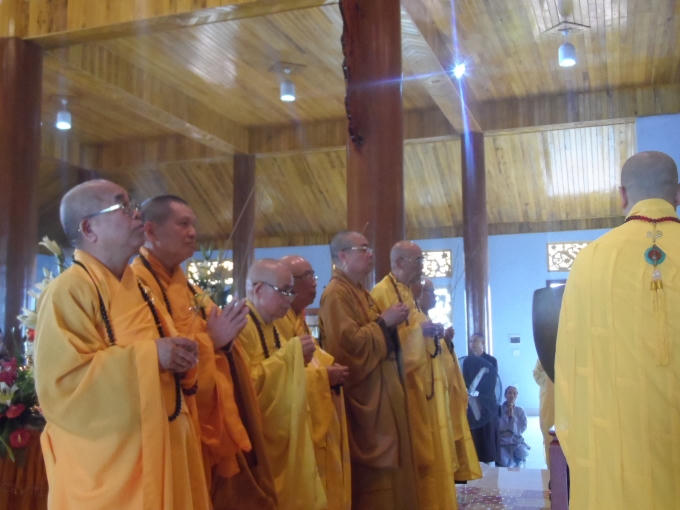 Các vị hòa thượng cùng thắp nén hương cầu an trong ngày đại lễ.
