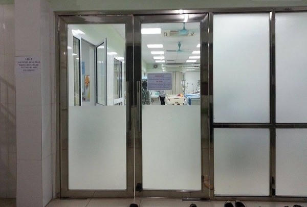 Các bác sỹ chuyển tài xế Cường vào phòng hồi sức đặc biệt