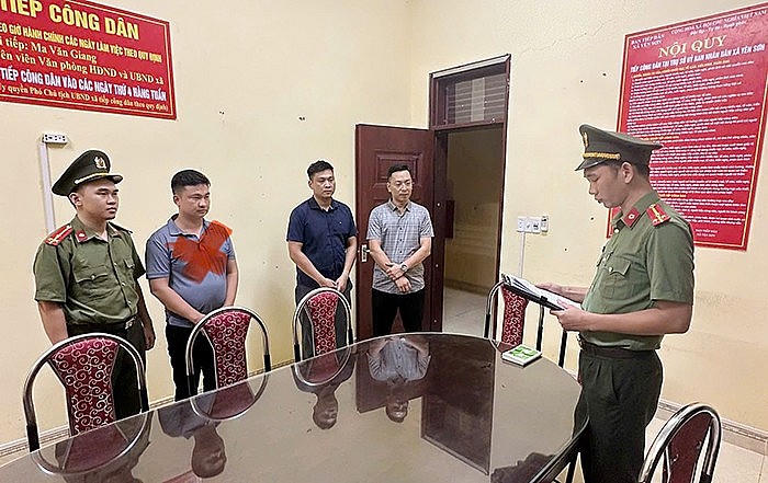 Cơ quan An ninh điều tra tống đạt các quyết định khởi tố đối với Vũ Văn Thìn.